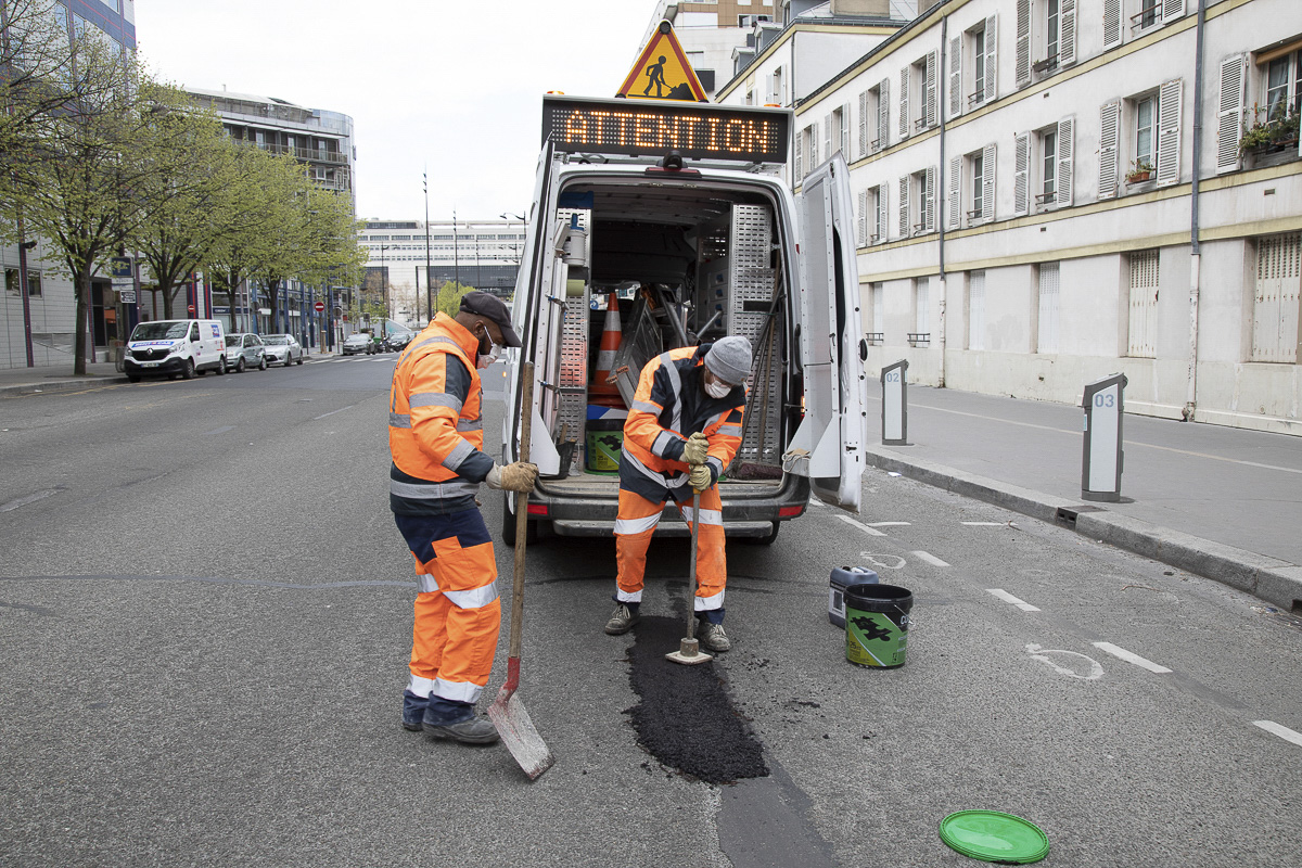 Comblement de nid de poule par la brigade spécialisée pendant l'épidémie du covid 19, coronavirus.