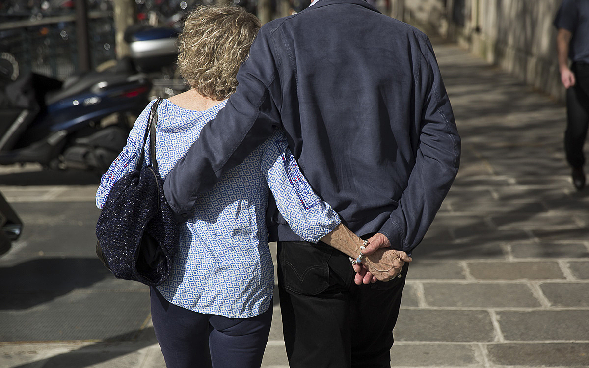 Séniors , amoureux se tenant la main dans la rue