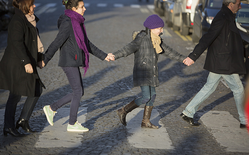 Famille traversant sur un passage piétons