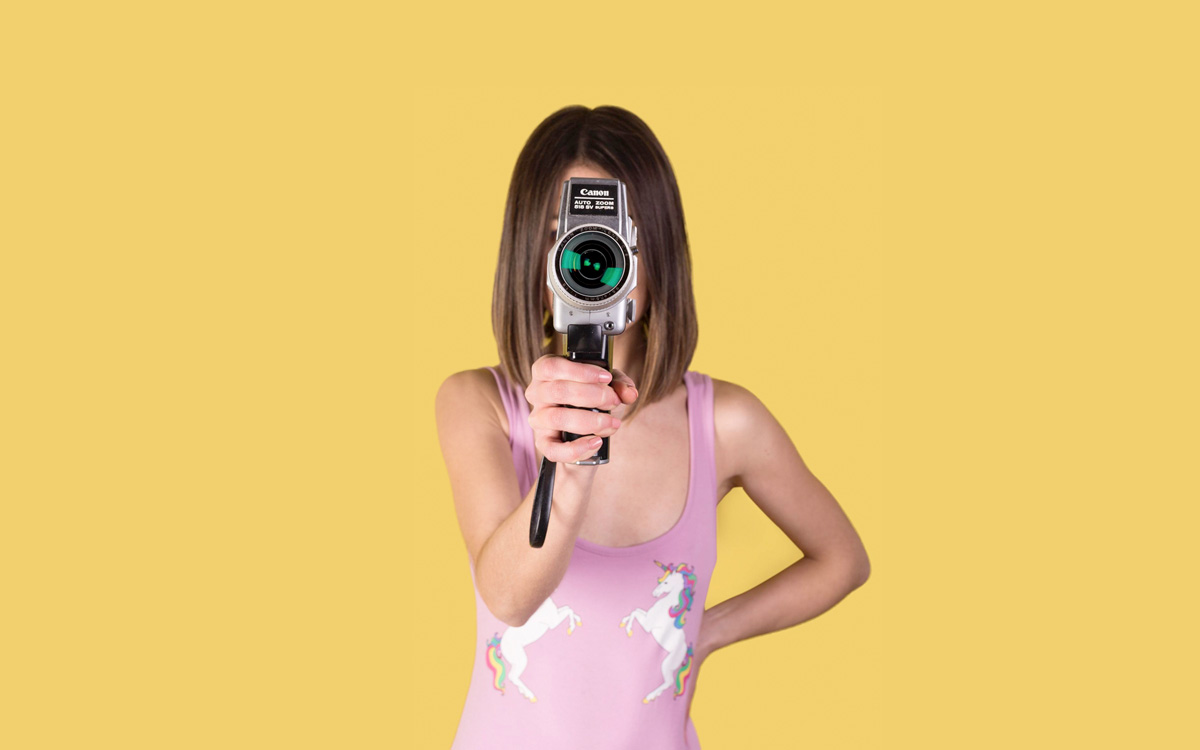 Femme avec une caméra