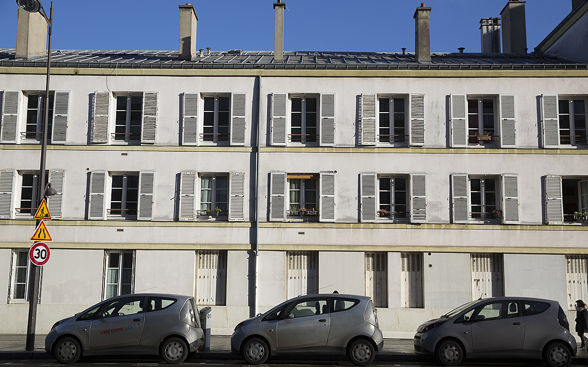 Autolibs devant un immeuble