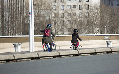 Cyclistes équipés d'un casque de protection