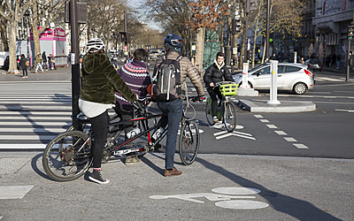 Vélos sur une piste cyclable 