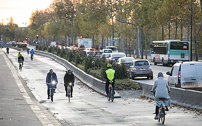 Piste cyclable, vélos et voitures