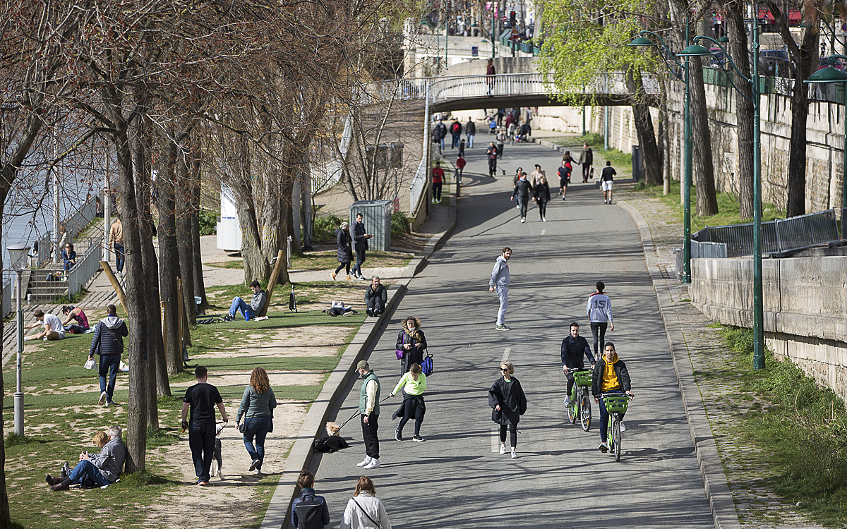 Promeneurs sur les berges rive droite