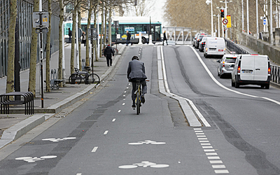 Piste cyclable bidirectionnelle sur la rive gauche