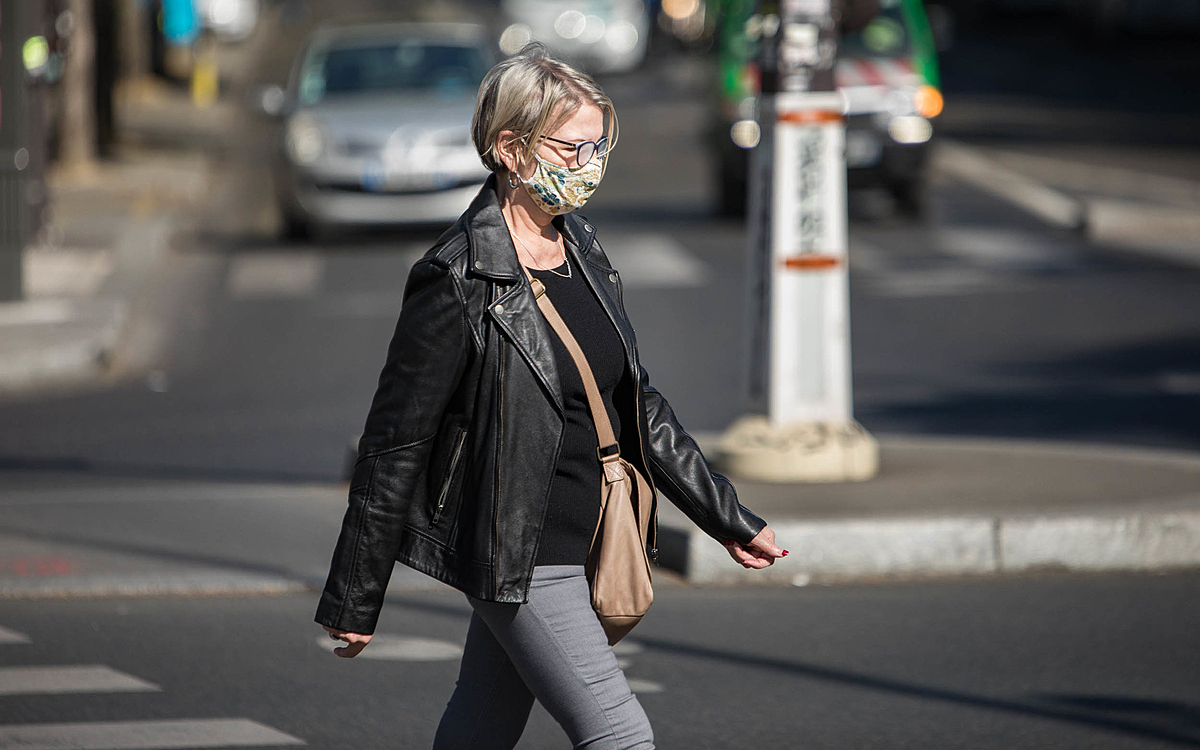Une femme marchant dans la rue