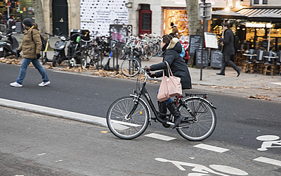 Cycliste sur le quai de Montebello