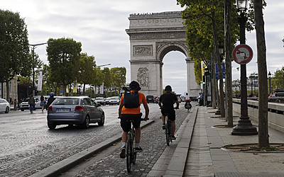 Cyclististes sur une piste cyclable avenue des Champs-Elysées