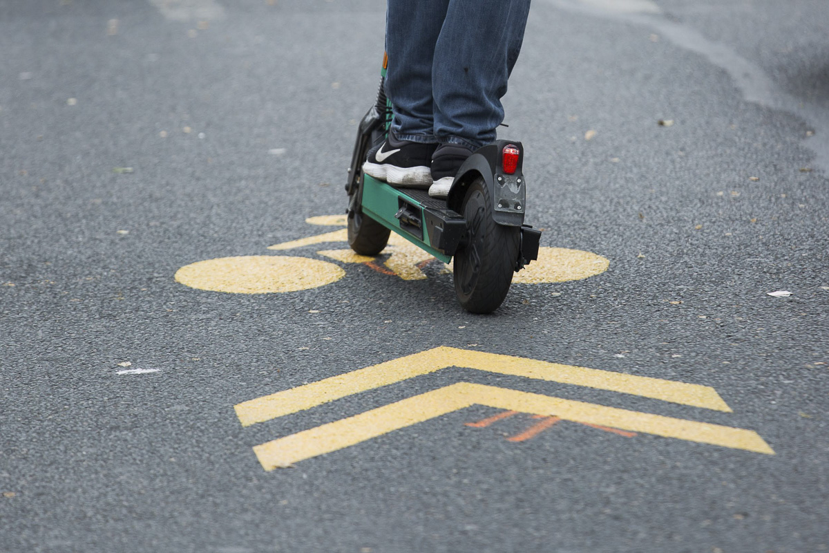 Trottinette éléctrique sur une piste cyclable 