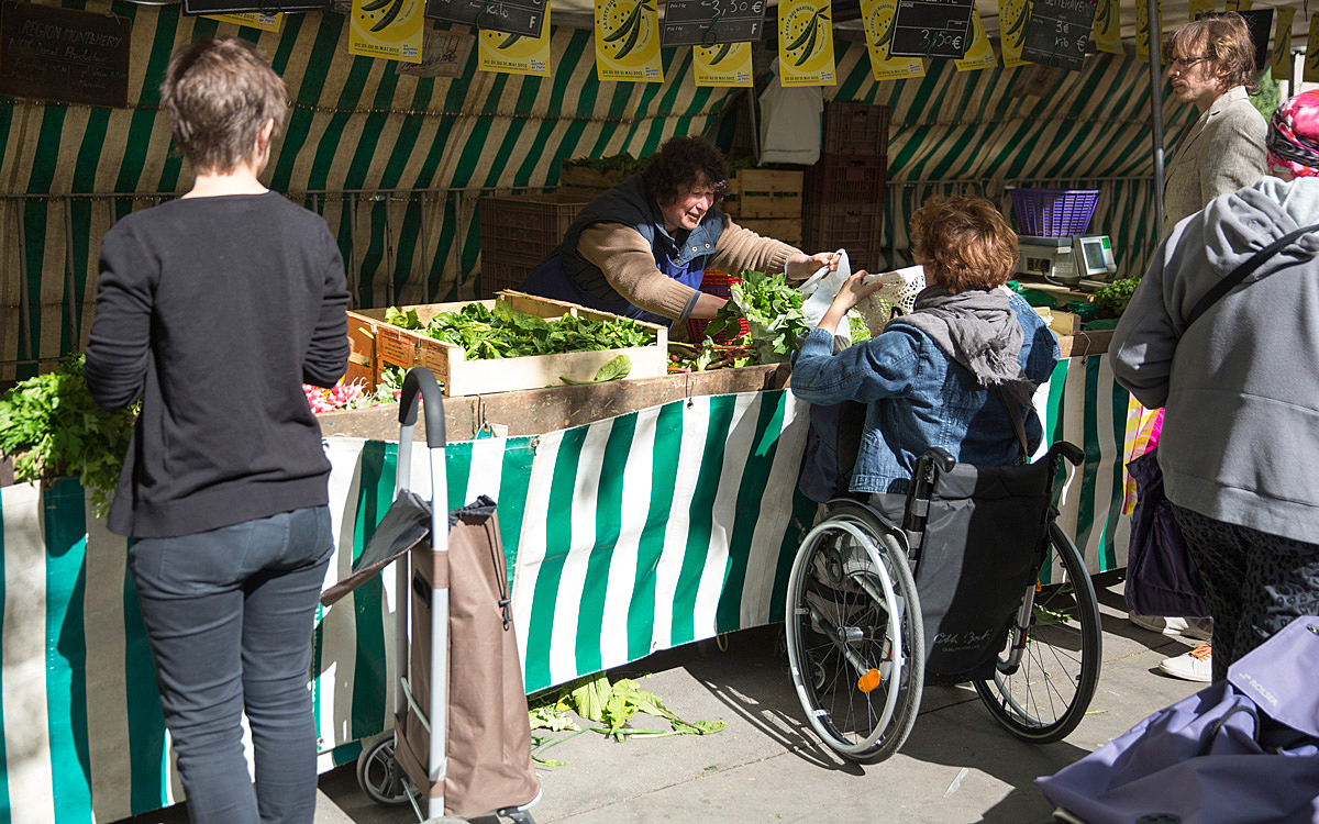 Personne en situation de handicap dans un marché Parisien