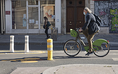 Cycliste en vélib sur une piste cyclable rue de Rivoli