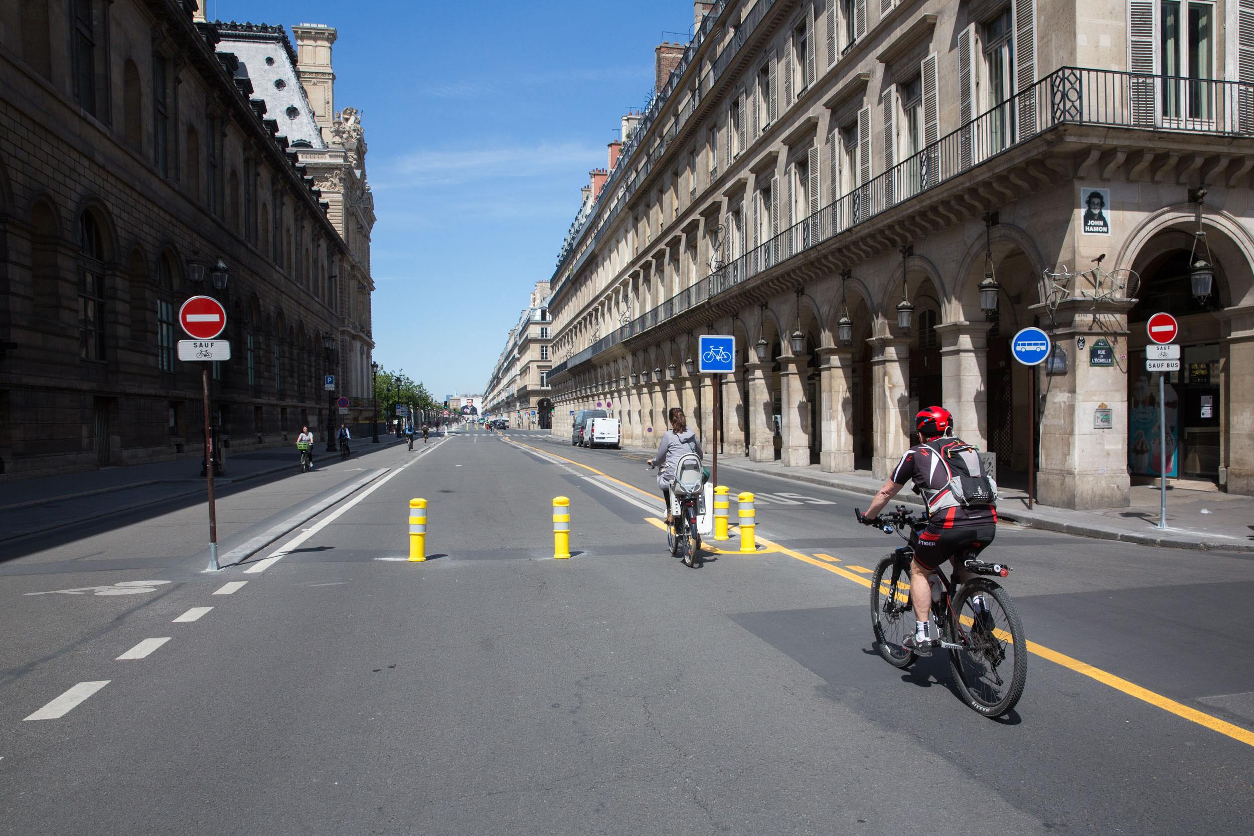 Cyclistes sur la piste cyclable rue de Rivoli