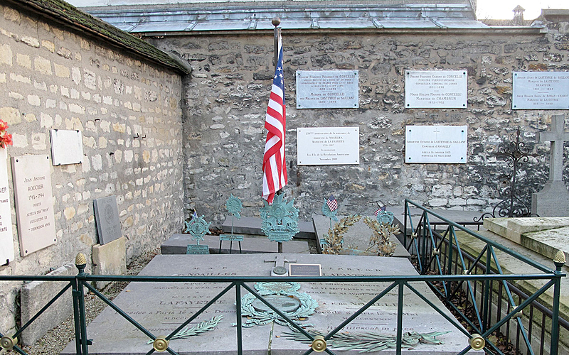 La tombe de La Fayette, pavoisée d'un drapeau américain.