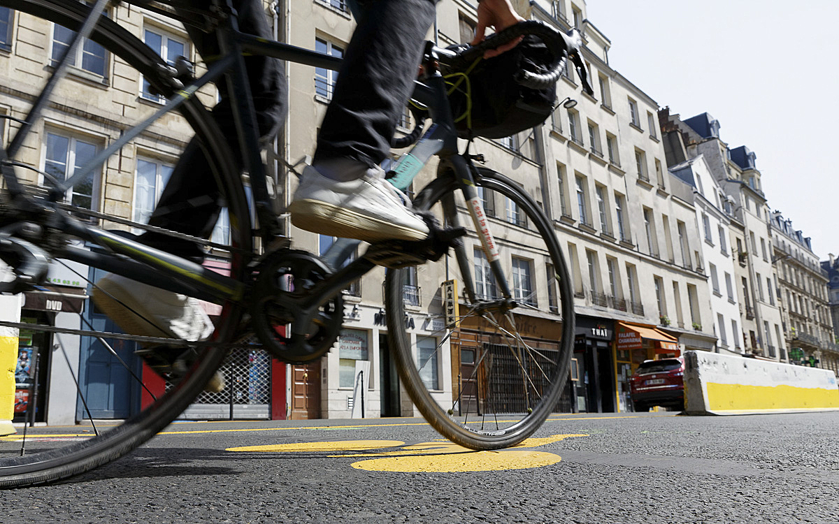 Cyclistes sur la piste cyclable rue de Rivoli