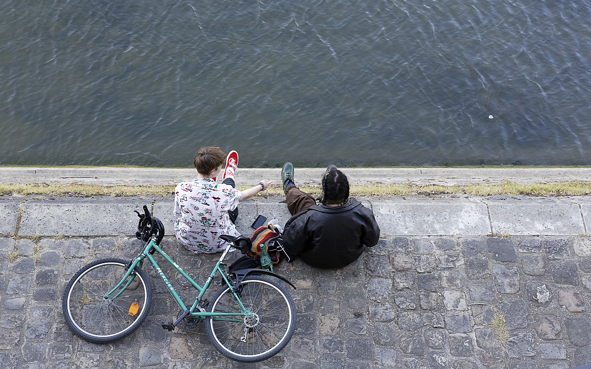 Détente sur les bords de Seine après une balade à vélo