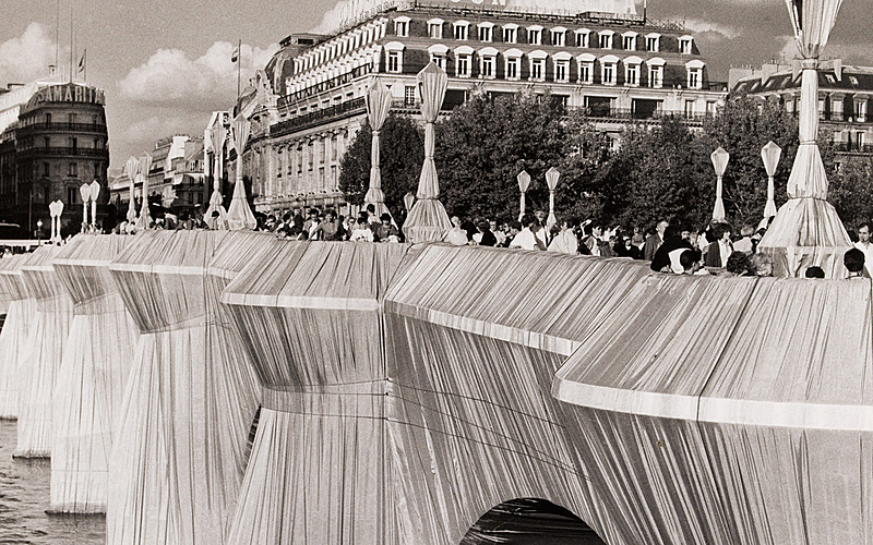 Le Pont-Neuf enrobé par Christo, septembre 1985, 1er arrondissement, Paris.
