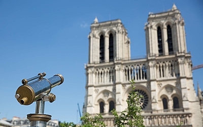 Téléscope sur le parvis avec Notre Dame dans le viseur