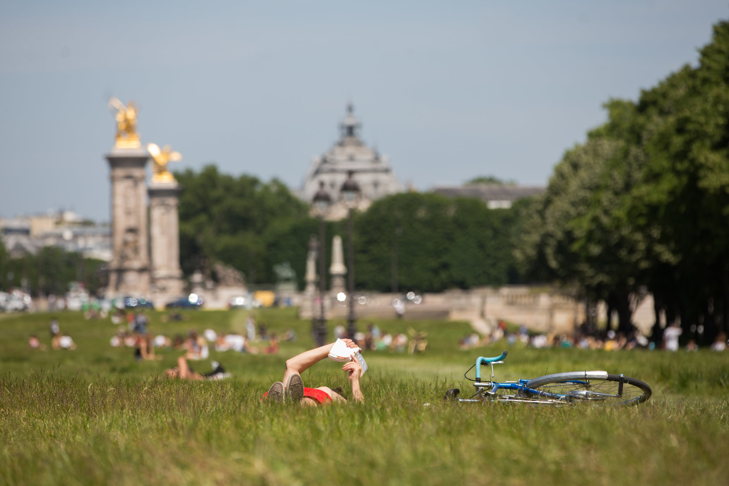 Parisiens allongés sur la pelouse de l'esplanade des Invalides