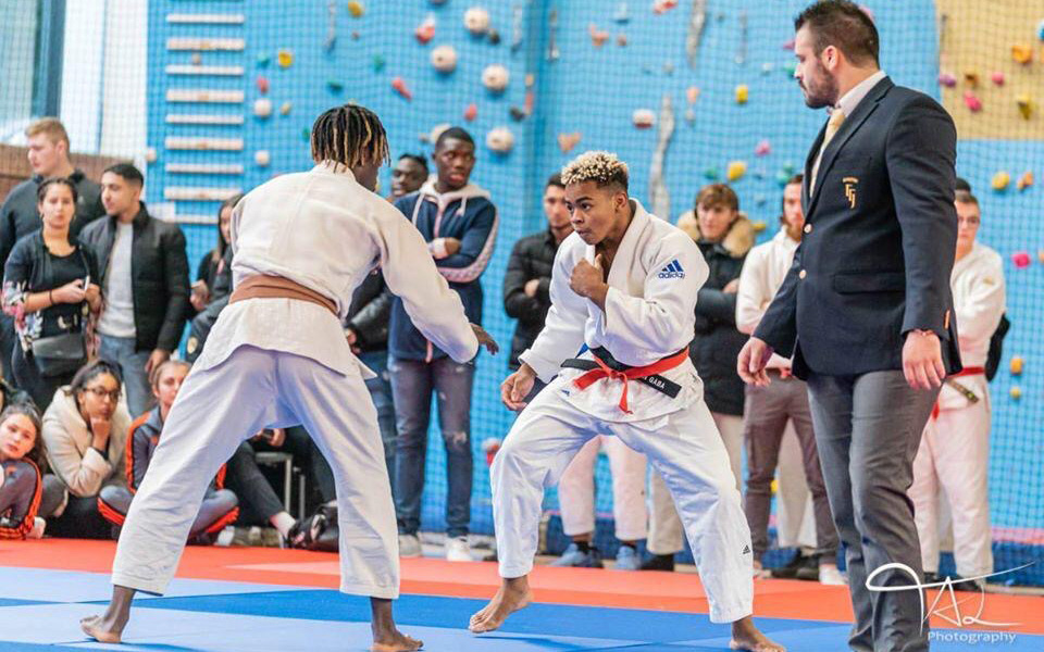 Jeunes pratiquant le judo à l'AJA Paris 20e