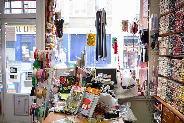 La boutique existe depuis 60 ans. "Quand les anciens
propriétaires sont partis en retraite, ils ne voulaient pas que la boutique
change d’activité, alors je me suis lancée."