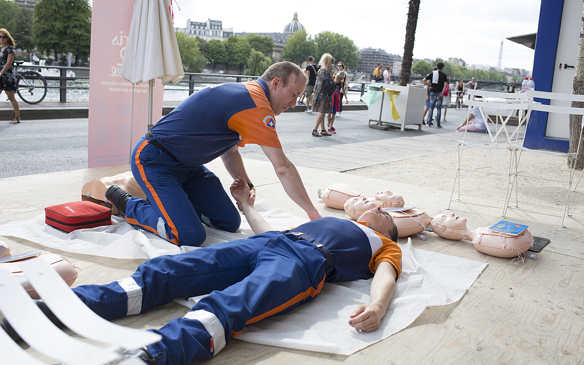 Le dispositif « Paris qui sauve » permet de former chaque été des jeunes Parisiens aux gestes de premiers secours.