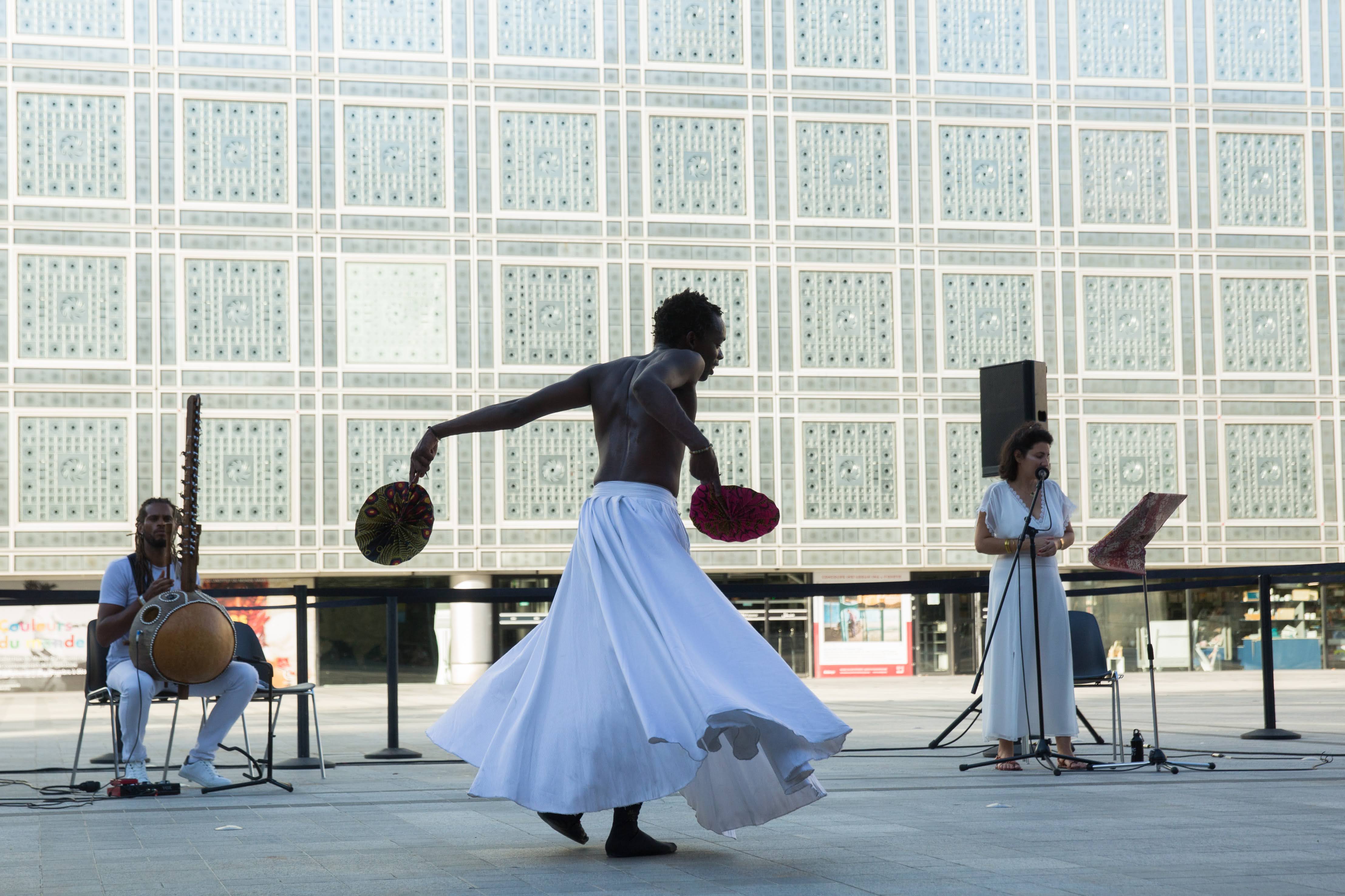 Smail Kanouté sur le parvis de l'IMA pour le spectacle Mille et Une Nuits