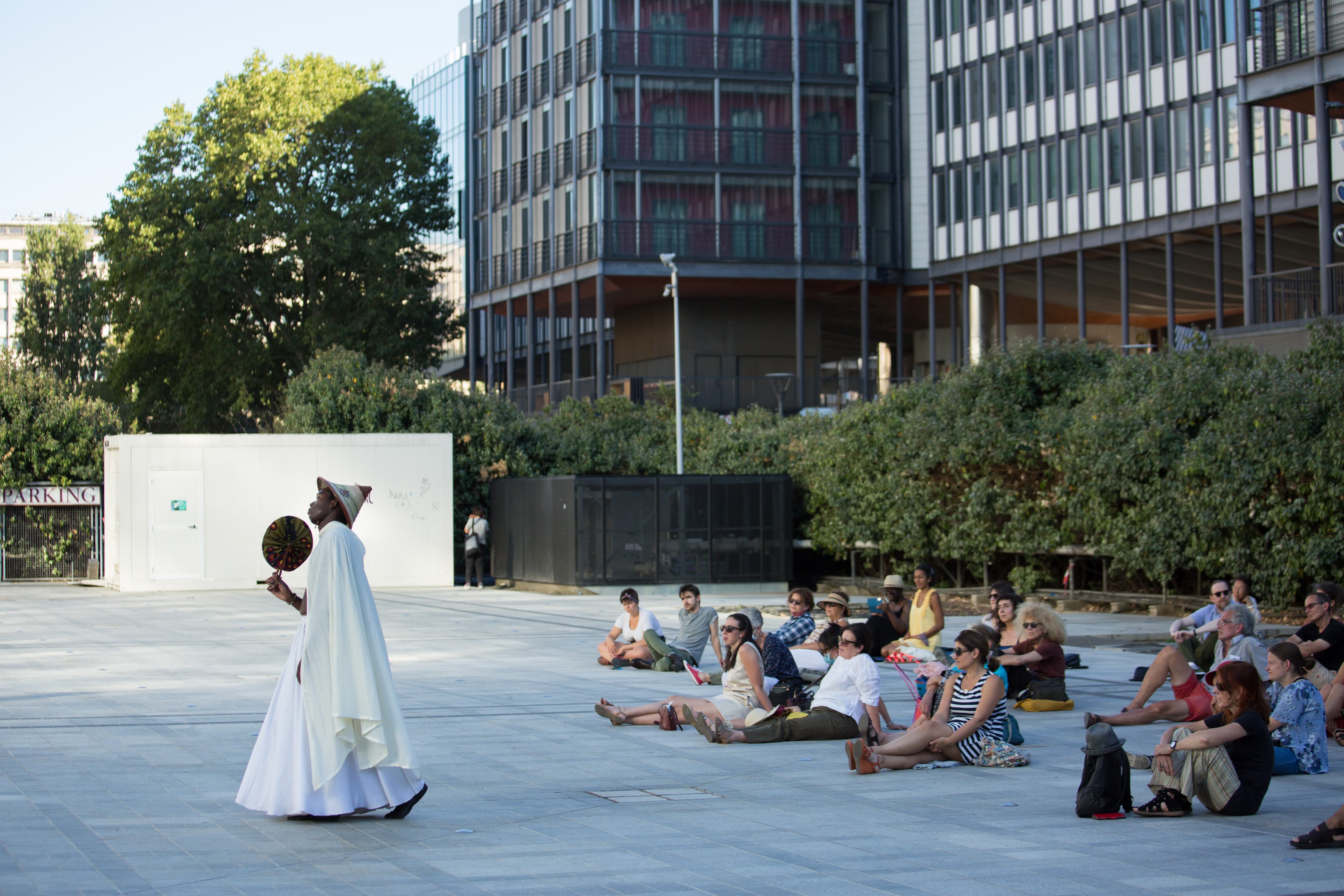 Smail Kanouté sur le parvis de l'IMA pour le spectacle Mille et Une Nuits