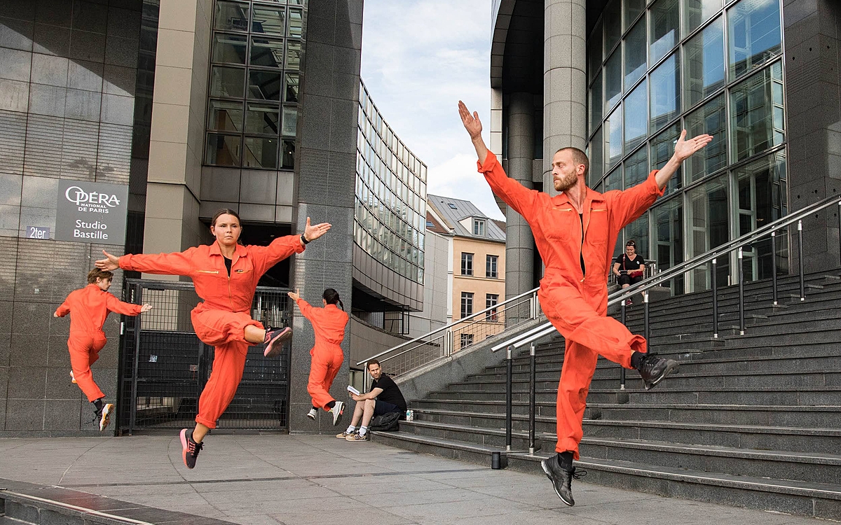Danseurs et danseuses devant l'Opéra Bastille / Descente sauvage par la compagnie Olivier Dubois / un été particulier à Paris