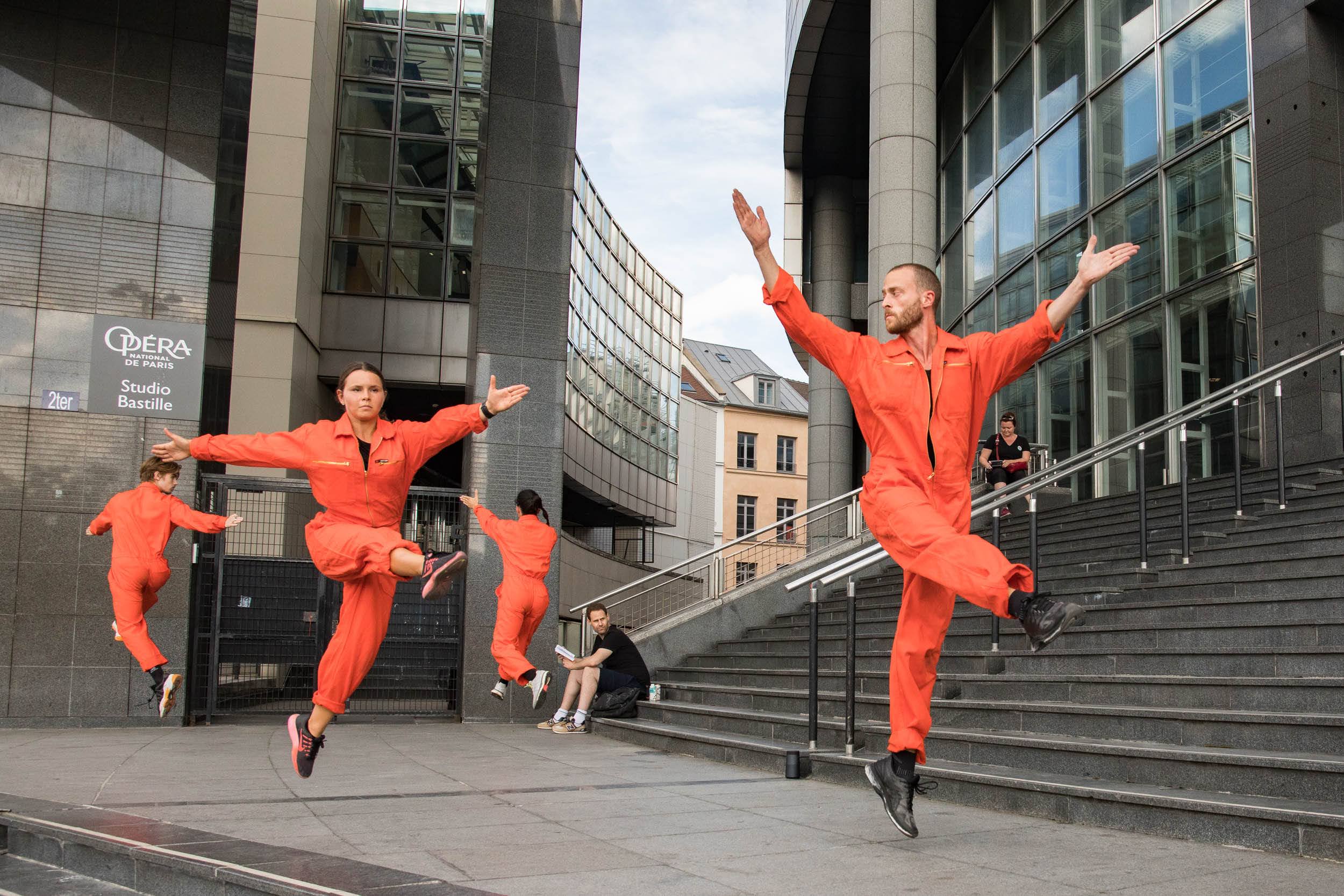 Danseurs et danseuses devant l'Opéra Bastille / Descente sauvage par la compagnie Olivier Dubois / un été particulier à Paris