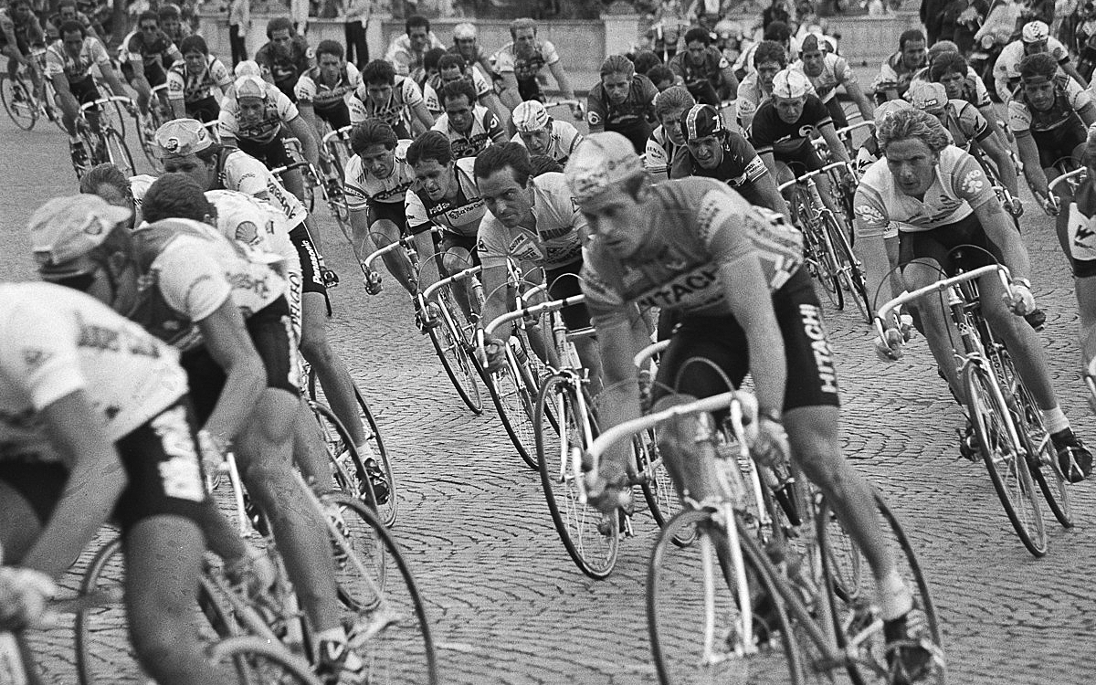 Tour de France 1985. Au milieu du peloton Bernard Hinault.
