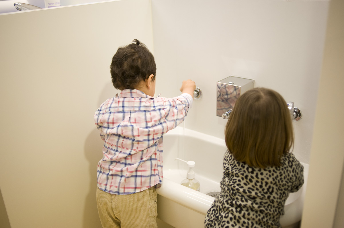 Lavage des mains des enfants à l'école