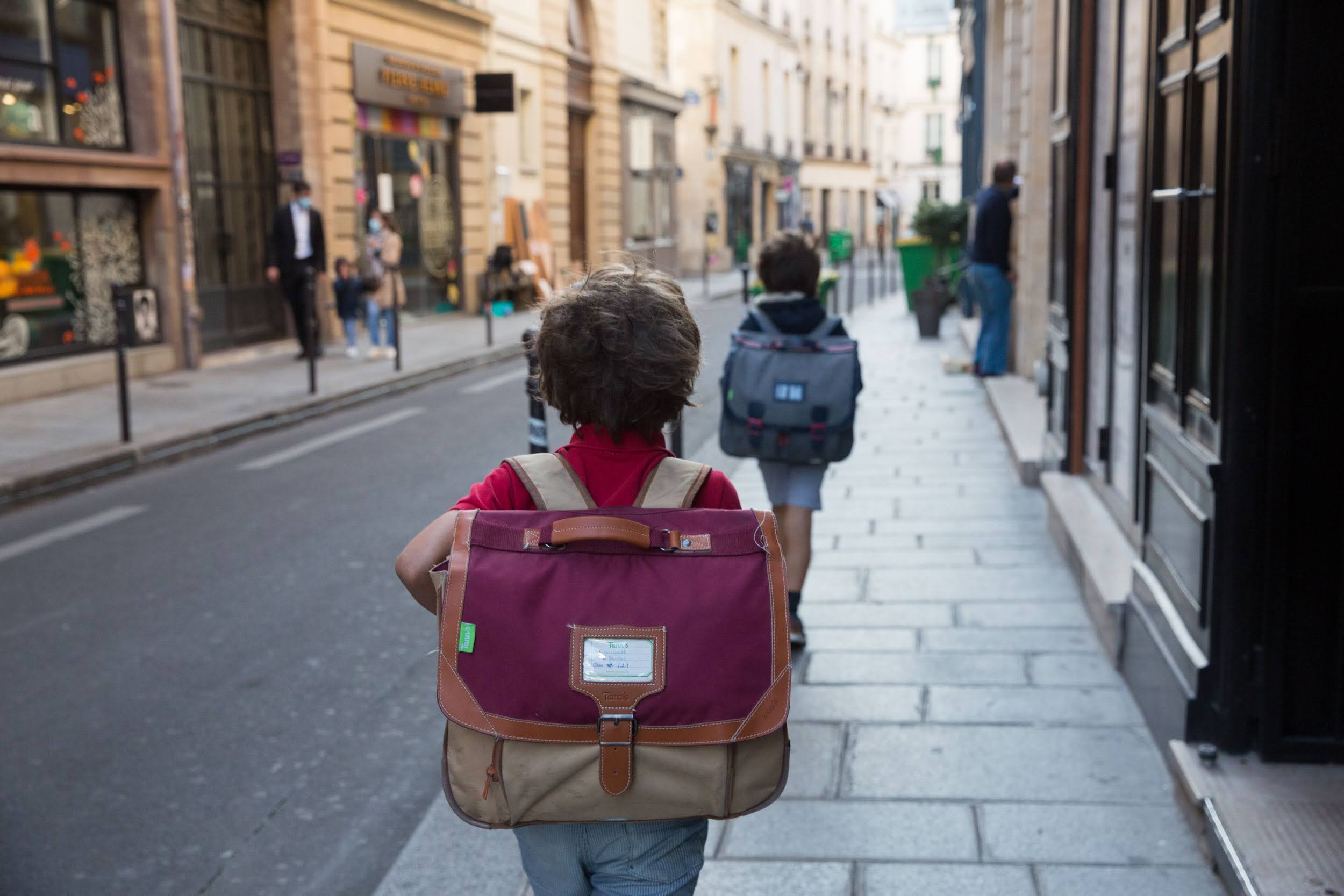 Enfants se dirigeant vers l'école