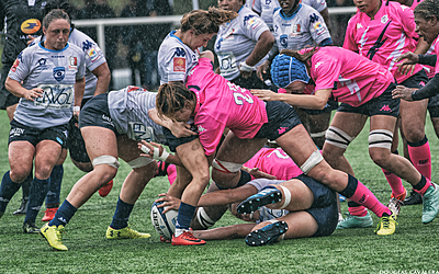 De jeunes femmes jouent au rugby.