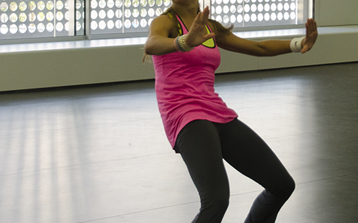 Cours de Zumba au Centre Sportif Jacqueline Auriol dans le 8e