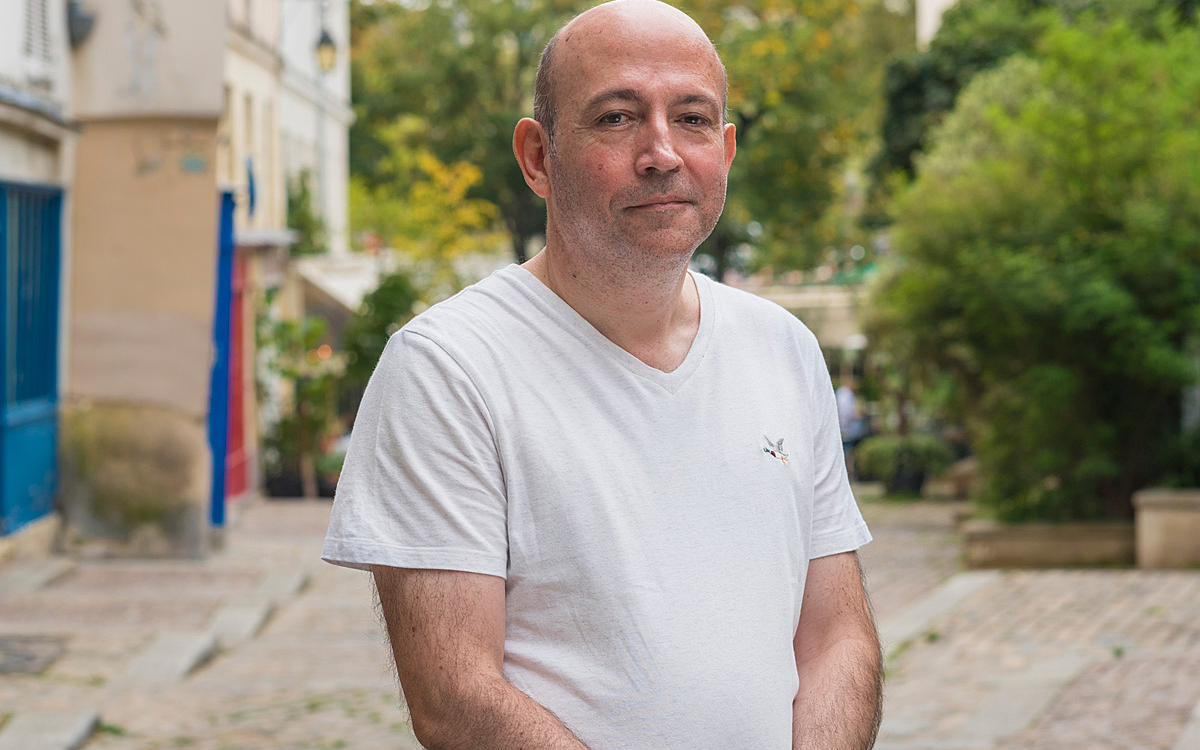 Portrait de Stéphane Allavena pose dans une rue parisienne.