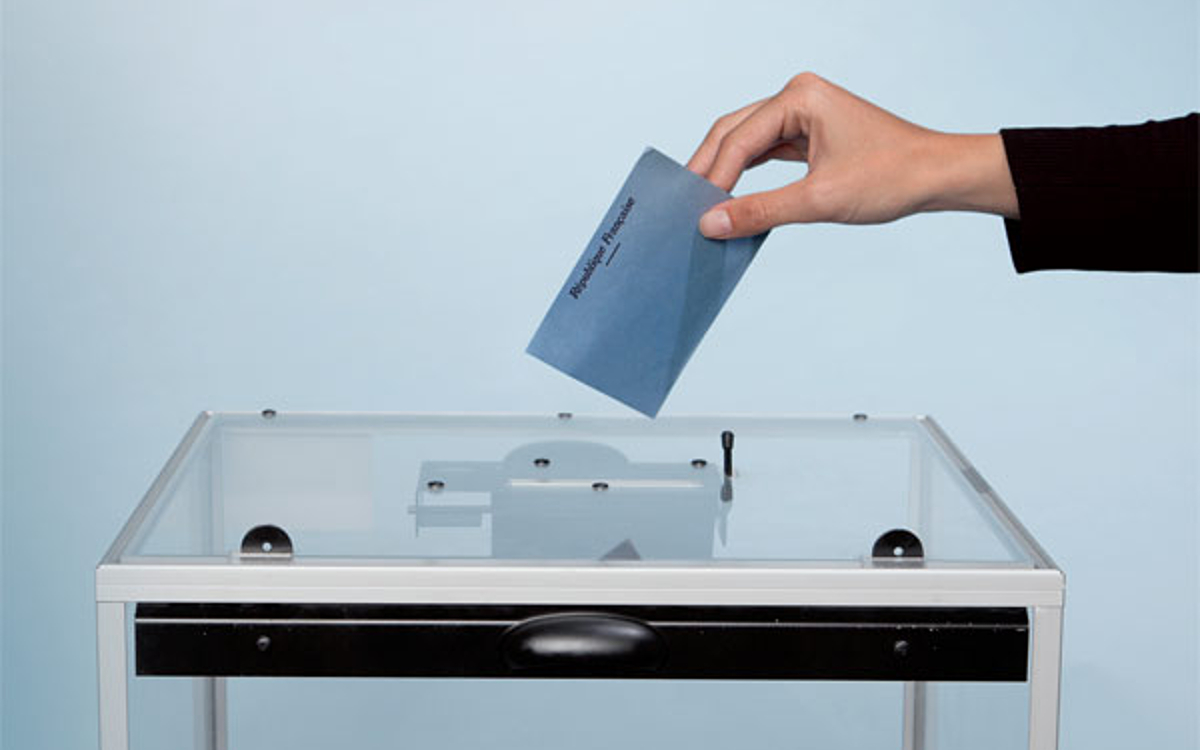personne mettant son bulletin de vote dans une urne