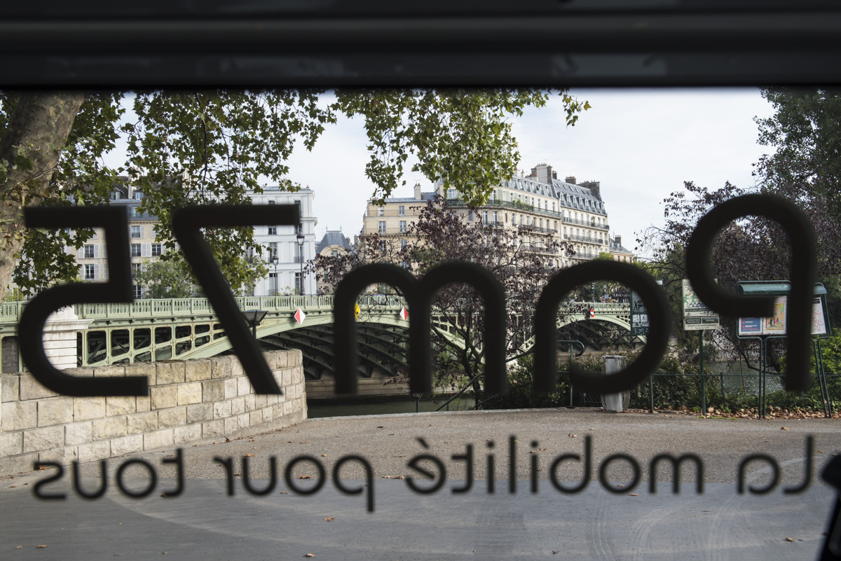 Vue de Paris depuis l'intérieur du véhicule PAM.