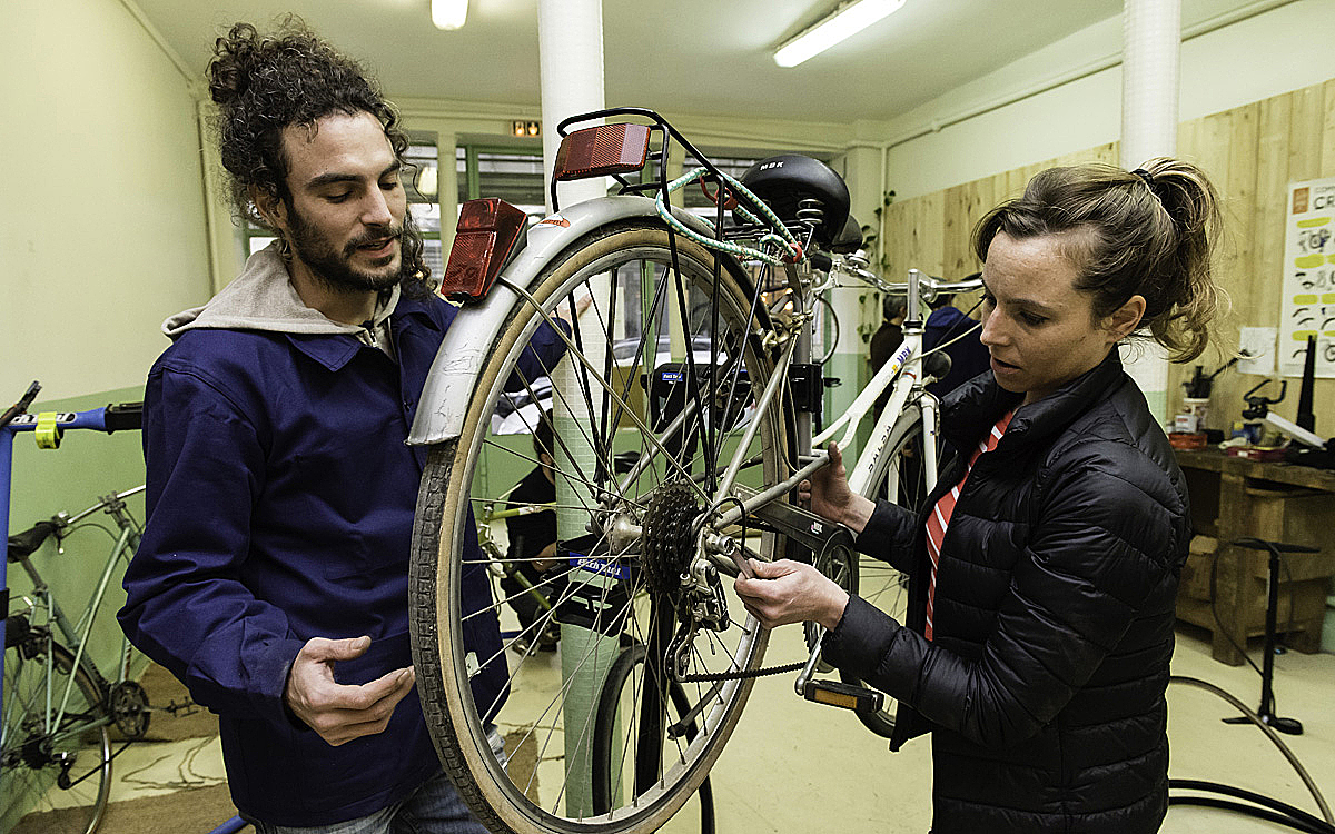 Une parisienne apprend à réparer son vélo