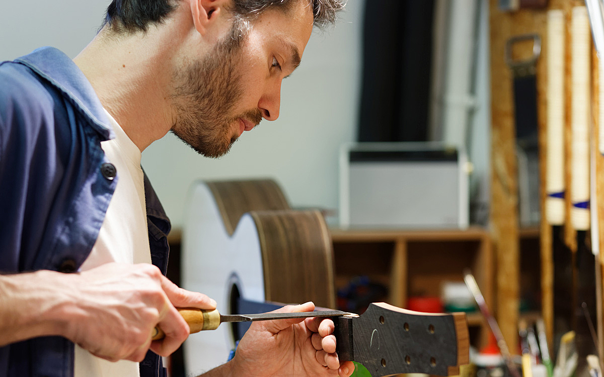 Adrien Collet artisan luthier à Paris dans le 14e