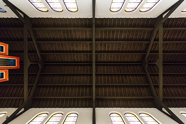 Église Saint-François-d'Assise (XIXᵉ arrondissement), charpente en béton (imitation bois), XXᵉ siècle.