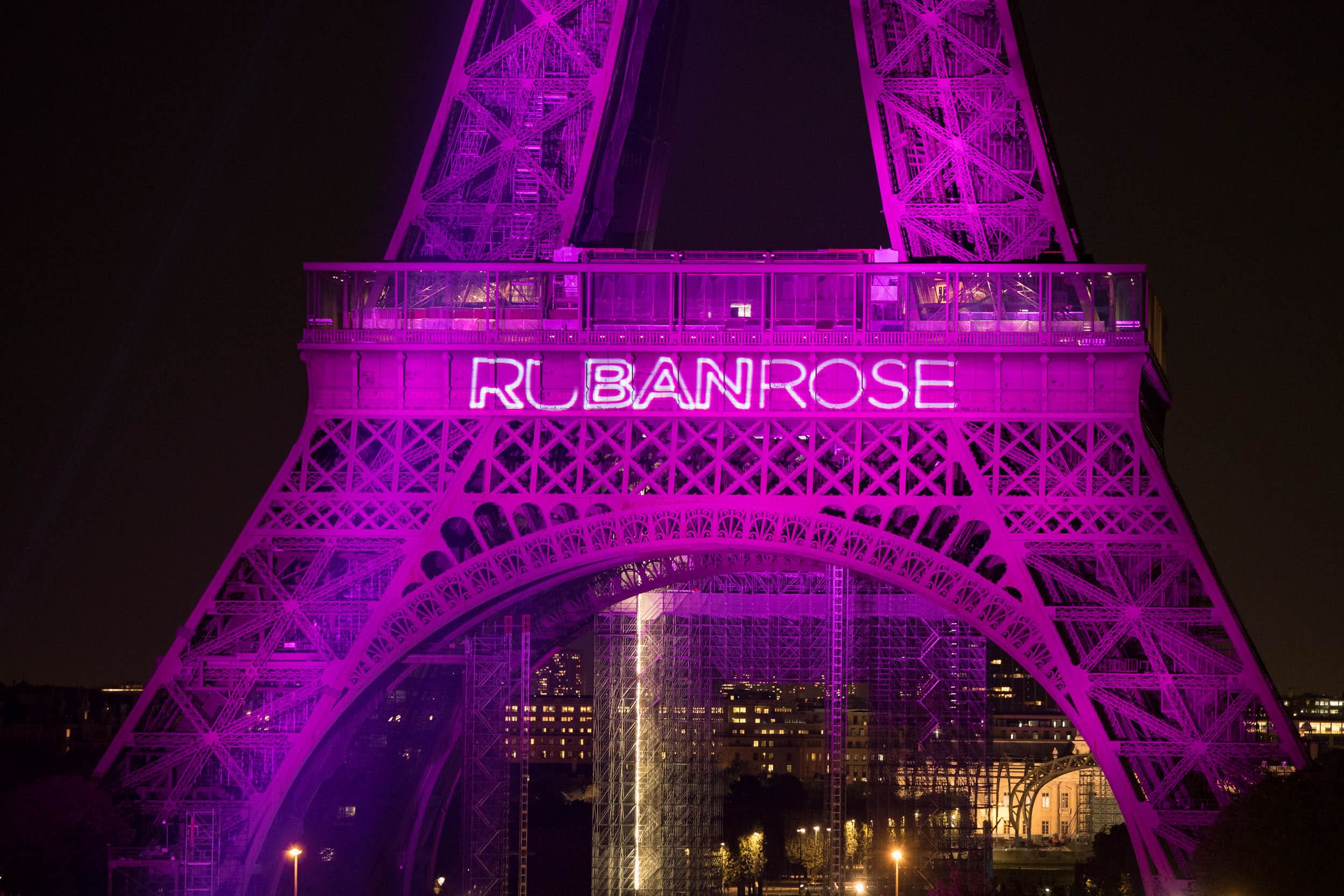 Cancer- Octobre rose : illumination de la Tour Eiffel
