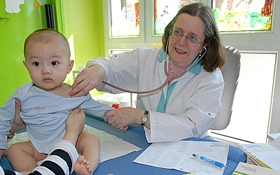 Un médecin de la PMI ausculte un enfant