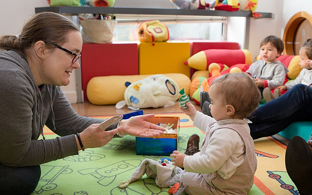 Une auxiliaire de puériculture avec un enfant