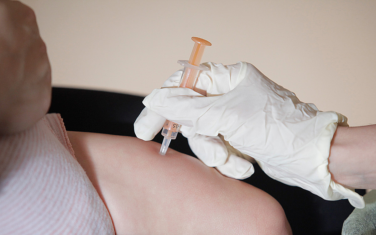 Une personne qui se fait vacciner
