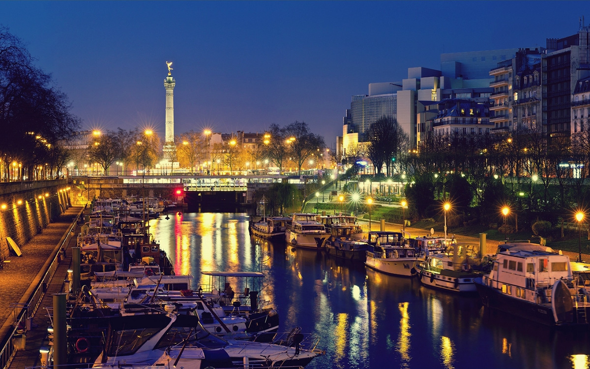 Canal Saint-Martin : vue du port de l'Arsenal près de la Bastille à Paris en soirée
