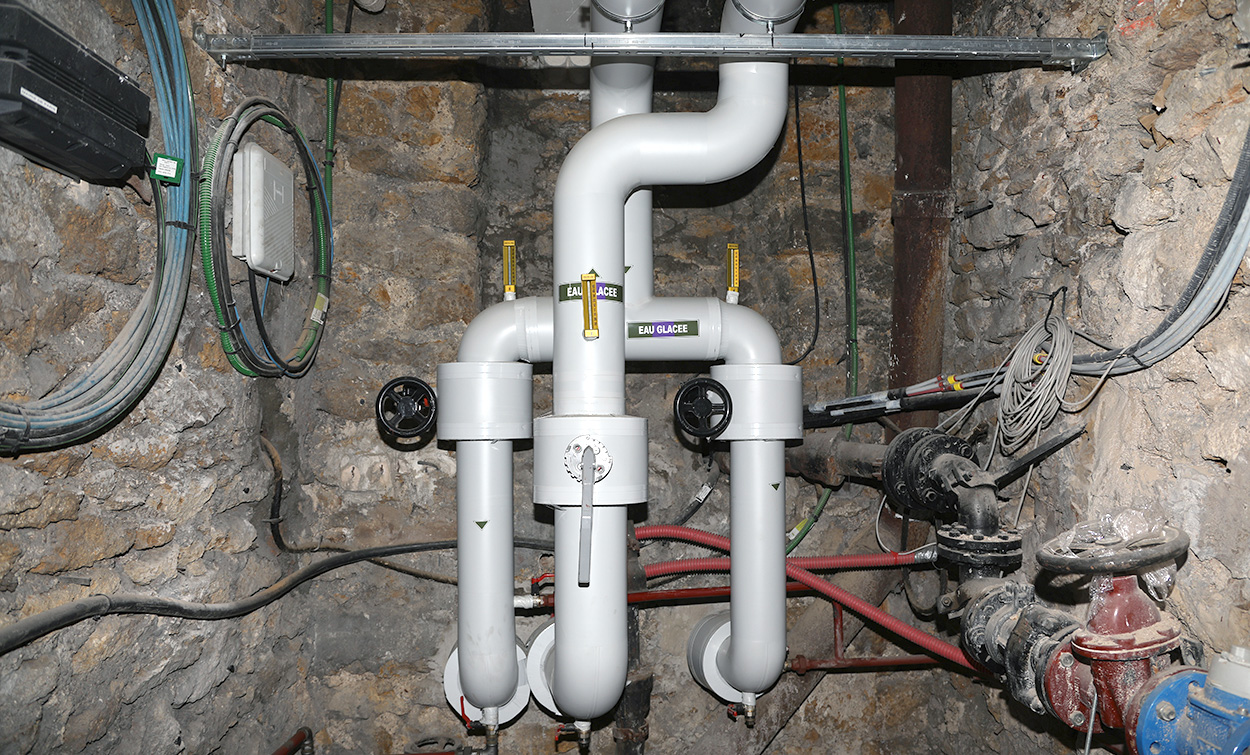Vue du raccordement entre la mairie du 11e et l'échangeur thermique de 64 mètres relié au collecteur Voltaire