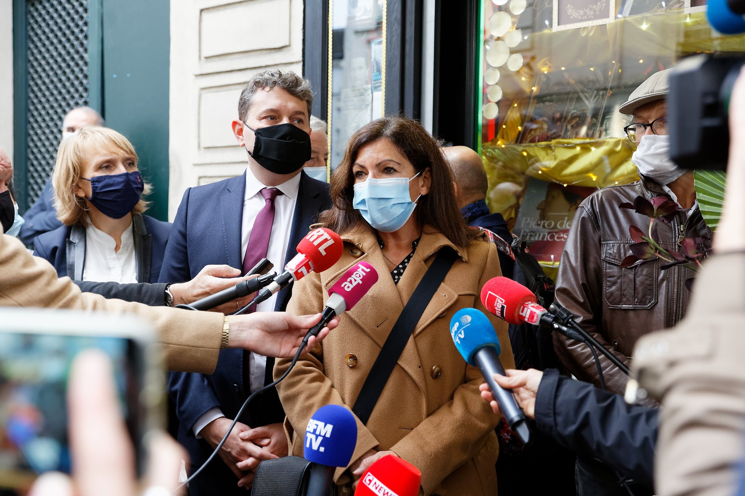 La Maire Anne Hidalgo prononce un discours sur les libraries.