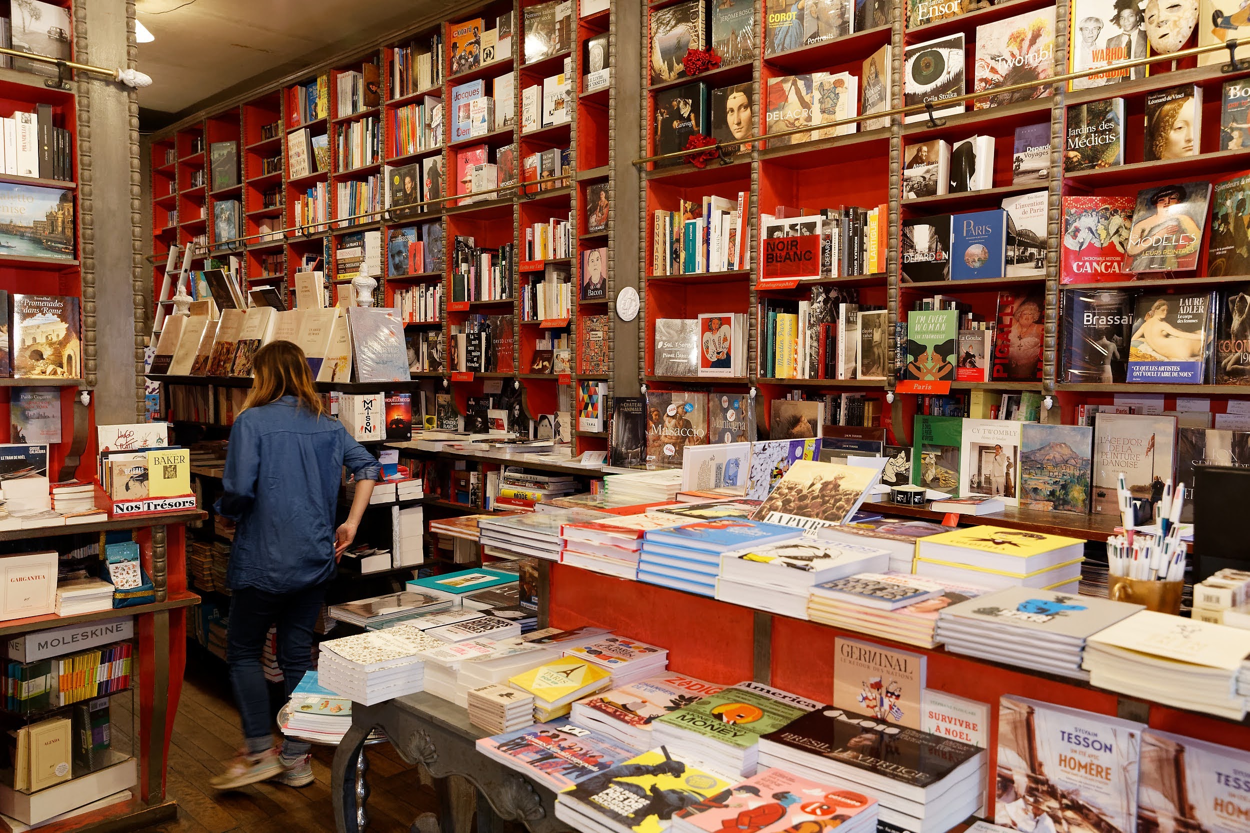 Une dame se balade dans la librairie.