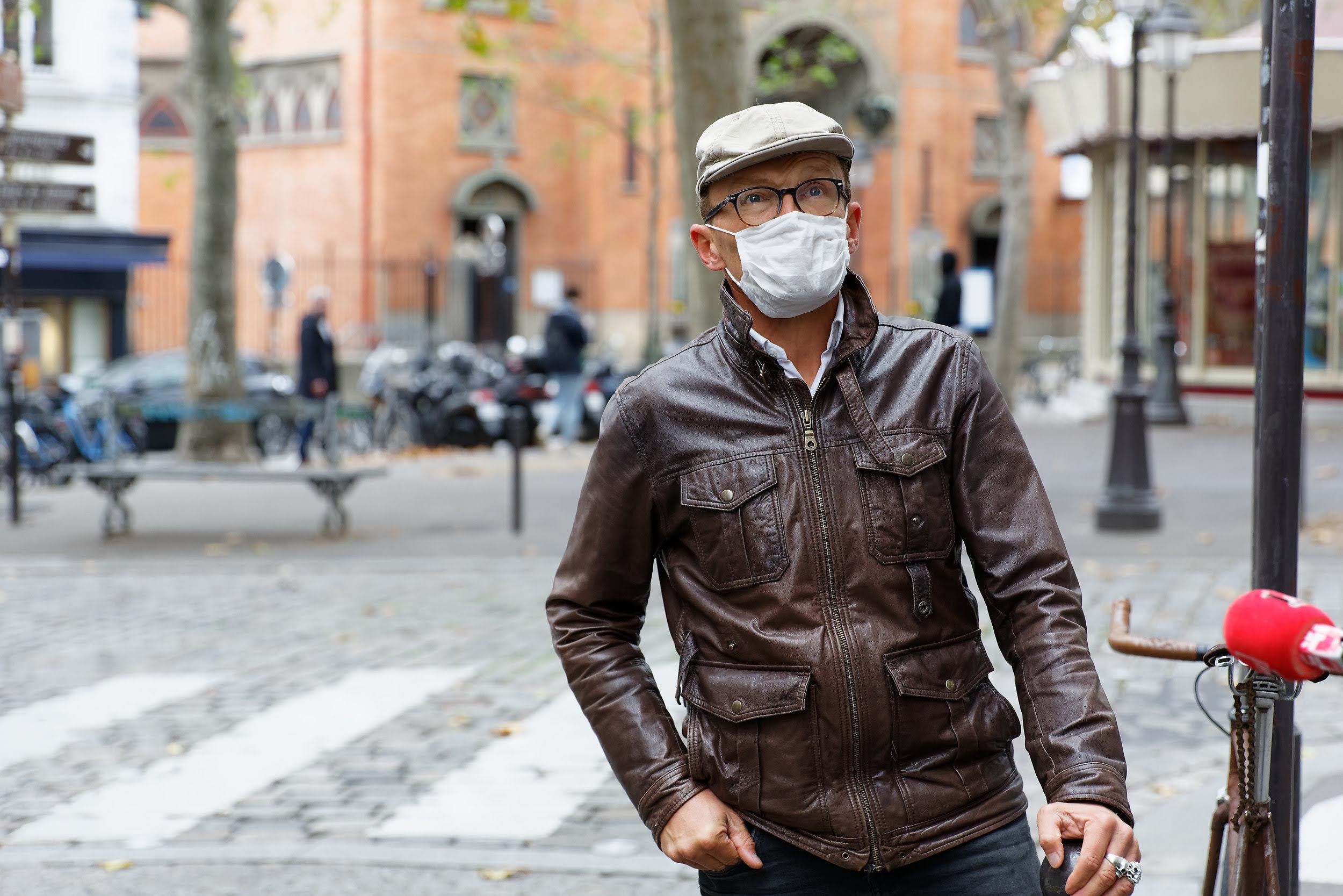 Sylvain Tesson dans la rue.